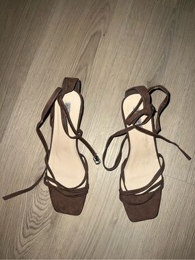 Nelly Brown Strappy Heels – Size 41 – Elephant Heel Detail